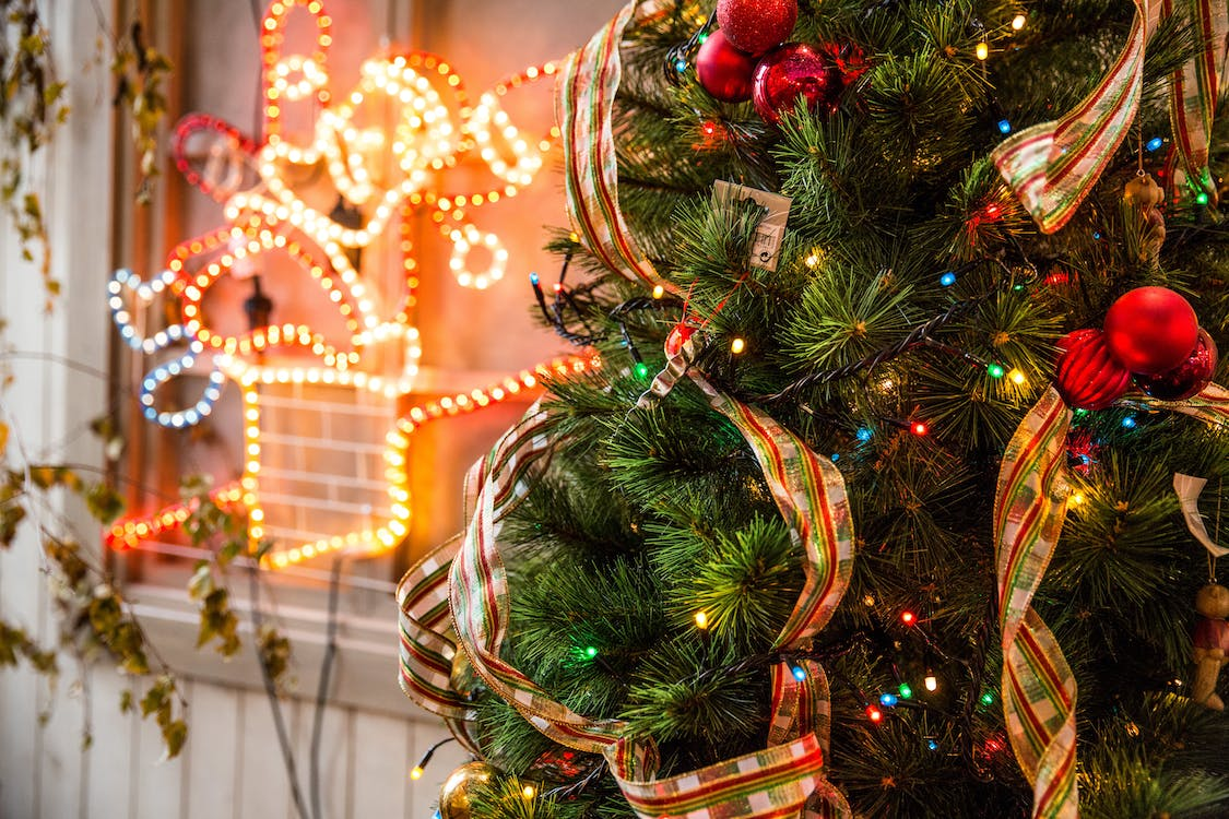 You are currently viewing Einfache Schritte zum Aufhängen eines Bandes an einen Weihnachtsbaum 